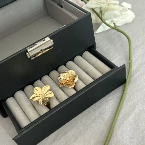 Guldblommiga ringar - Säljer dessa helt nya guldblom ringarna