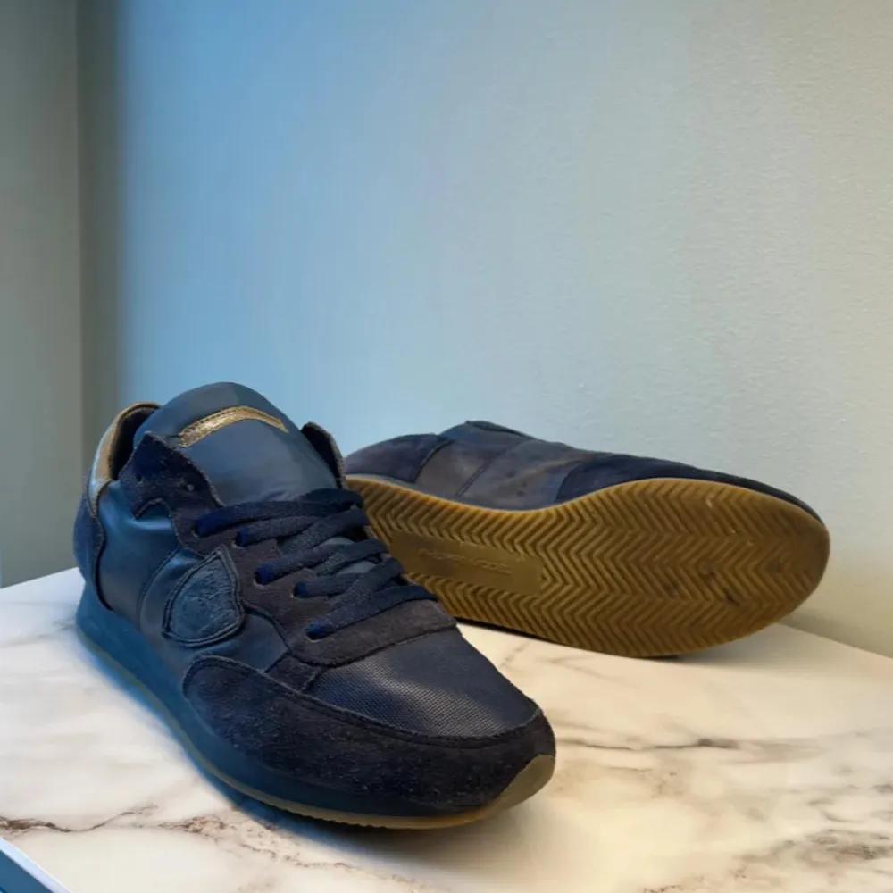 Säljer dessa stilrena philippe model trainers i sällsynt design | utmärkt skick 9/10 | nypris ligger runt 2699kr mitt pris 1299kr | storlek 41 men passar 42 | skriv gärna med frågor och funderingar!. Skor.