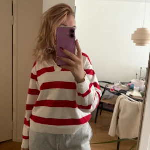 Randig tröja från Parfois - Säljer en superfin randig tröja från Parfois i rött och vitt. Den är perfekt för en avslappnad stil och har långa ärmar. Materialet känns mjukt och bekvämt, perfekt för både vår och höst. Passar bra till jeans eller mjukisbyxor för en chill look.