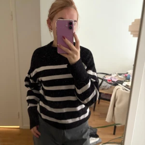 Randig tjock stickad  tröja - Säljer en superfin randig tröja i storlek M. Den är svart och vit med långa ärmar och en skön, lös passform. Perfekt för både höst och vinter, och den är i mycket bra skick. Passar perfekt till både jeans och kjol!