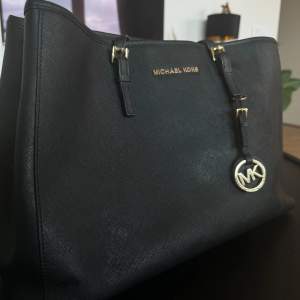 Superfin stor Michael kors. Svart med guldiga detaljer. Sparsamt använd så i fint skick. 