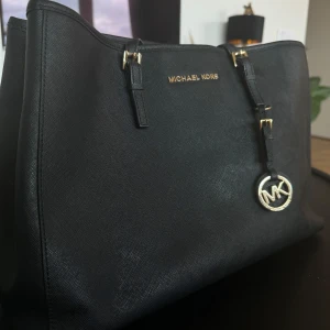 Michael kors väska  - Superfin stor Michael kors väska. Svart läder med guldiga detaljer. Sparsamt använd så i fint skick. 