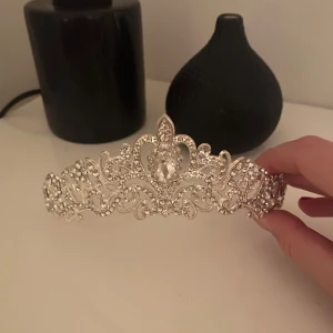 Tiara - Tiara i bra skick, bara använt en gång! Jättefin i bra kvalitet 