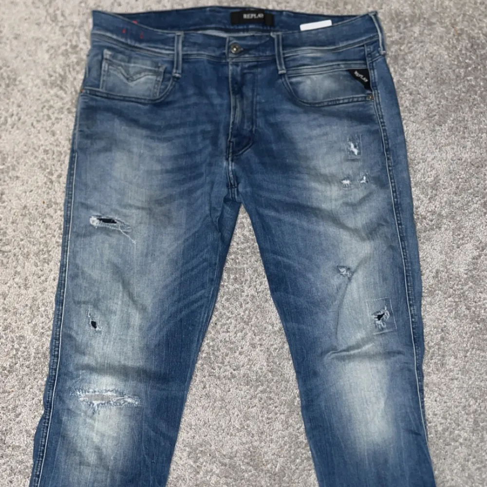 Säljer ett par stilrena replay anbass med feta slitningar. Mycket eftertraktade och svåra att hitta med slitningar och hyperflex för detta pris. Original pris 1599 mitt pris 449. Jeans & Byxor.