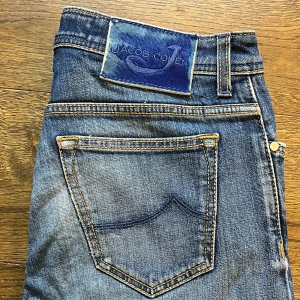Jacob Cohen jeans  - Säljer dessa jeans från Jacob Cohën i storlek 31. Modellen på jeansen är 688. Jeansen är i bra skick men lite sönder längst ner (se bild) dock så är det inte så synbart vid användning. Skriv om du har några frågor.