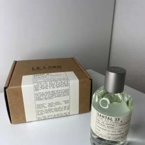 Le Labo Santal 33 100ml - 99/100ml kvar.   Pris går o diskutera vid snabb affär, hör av dig vid frågor o funderingar.