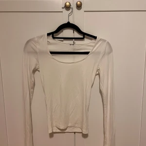 Basic vit lång ärmar topp med uringning💗 - Säljer en enkel och stilren vit långärmad topp. Man kan ha uringningen både fram och bak och passar perfekt till alla årstiden! Säljer den pågrund att att det är fel storlek 💗💗