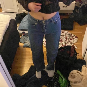 Blå jeans - Säljer ett par klassiska blå jeans i bra skick. De har en normal passform och är perfekta för vardagsbruk. Jeansen är högmidjade och har en snygg straight stil. Perfekta för både höst och vår!