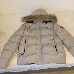 canada goose beige vinterjacka - Beige Canada goose vinterjacka i jättebra skick, fick den i present men den va lite stor på mig, storlek XL, men passar även L, jätteskönt material, pris kan diskuteras