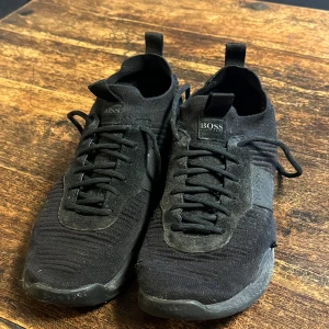 Hugo boss skor - Skorna är lite slitna eftersom de är ganska gamla och har ett litet hål på sidan av skon men är fortfarande riktigt bekväma och funkar perfekt.
