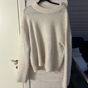 Beige stickad tröja - Super fin tjock stickad tröja från hm, använd enstaka gång så i nyskick, står att plagget är xs men skulle säga att den passar mer s beroende på hur man vill att den sitter🙌🏼