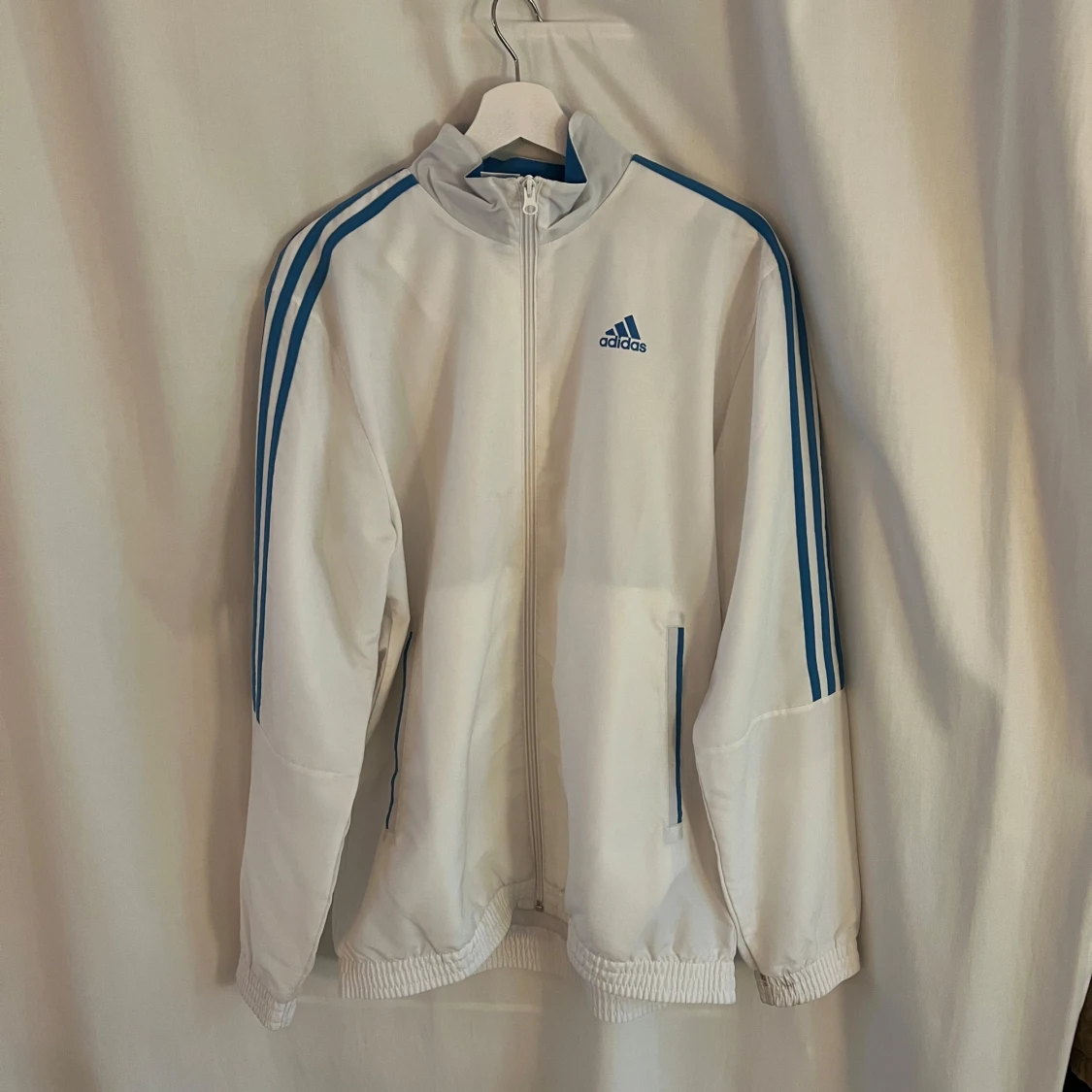 Vit träningsjacka från Adidas