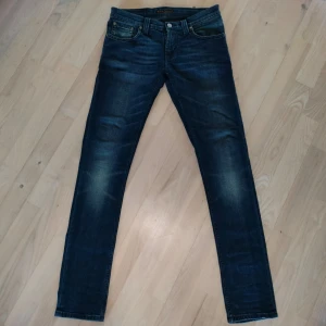 Nudie jeans - Säljer ett par Nudie jeans med skön tvätt. storlek 27/32. Mycket fint skick. Skriv om du har några funderingar!