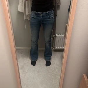 Blå bootcut jeans - Säljer ett par snygga blå bootcut jeans i bra skick. Säljer för att de tyvärr har blivit försmå men endast använda ett fåtal gånger, kommer försöka skicka samma dag💗kan diskuteras pris