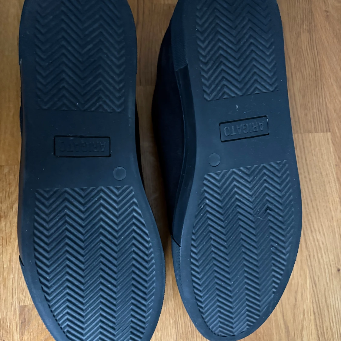 Arigato Clean 360 laceless i svart mocka.  - 91