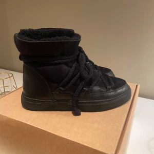 Svarta Inuikii  - Säljer dessa svarta Inuikii. Storlek 38