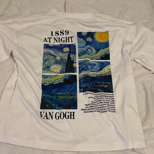 Vit t-shirt med Van Gogh-tryck från Shein - Säljer en T-shirt med vit fram sidan och sen baksidan med ett coolt Van Gogh-tryck på baksidan. Trycket visar 'Starry Night' med texten '1889 At Night Van Gogh'. Perfekt för konstälskare som vill ha något unikt i garderoben. T-shirten är i bomull och har en normal passform.säljs för 50
