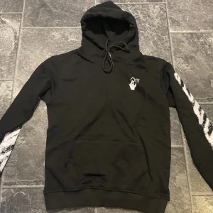  off white hoddie - Nytt skick storlek m men passar s oxå