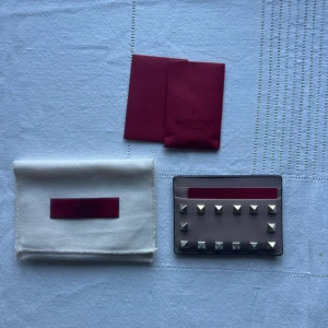 Valentino plånbok - Köpt för ca 3000kr, slitningar på baksidan men annars i fint skick. Har kvar orginalförpackning samt två extra nitar om de skulle åka av. 