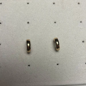 Guldiga örhängen hoops  - Jättefina guldiga små hoops 