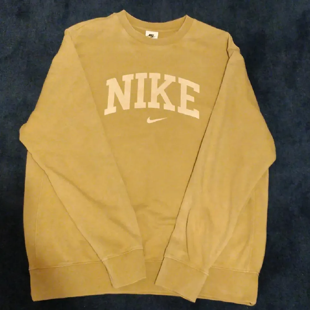 Säljer en snygg beige vintage sweatshirt från Nike i nyskick. Perfekt för både vardag och chill. Superbekväm och stilren! 🤩kom dms vid minsta fundering! 🤔💯pris kan diskuteras vid snabb köp 💵🙌. Tröjor & Koftor.