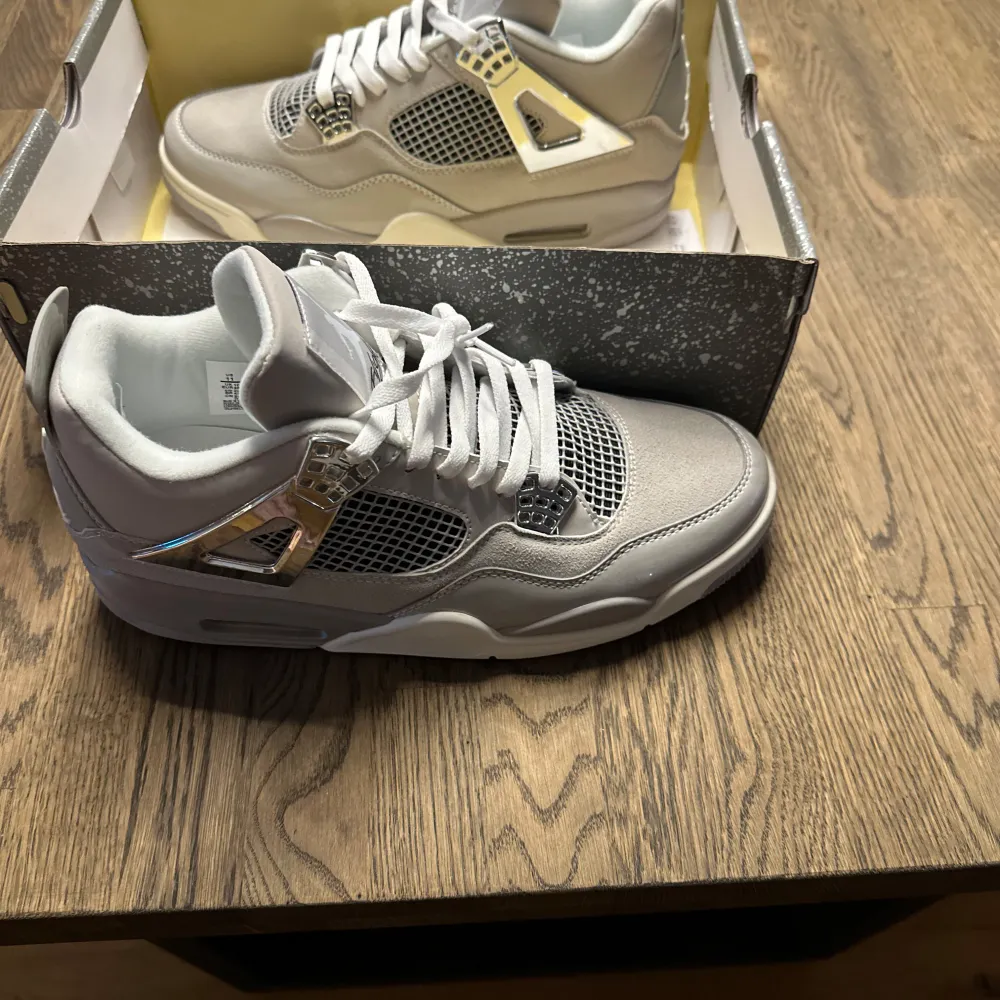 Säljer ett par grå Nike Air Jordans i nytt skick. Skorna har en snygg design med meshdetaljer och silverfärgade accenter. Perfekta för både vardag och fest. De kommer i originalkartong.. Skor.