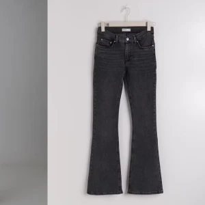 Gråa lågmidjade bootcut jeans från Gina Tricot - Snygga gråa lågmidjade bootcut jeans från Gina Tricot i bra skick. De är i storlek 34 och petite modell, passar någon som är 160. Lite slitningar längst ner på benen men inget märkbart, kan skxika bild privat! De har en klassisk femficksdesign och en knappgylf. Perfekta för både vardag och fest! Köpta för 499 men säljer för 299 då de blivit för små för mig. 