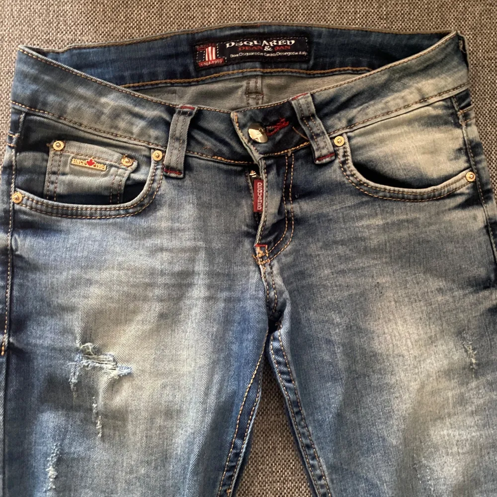 Säljer dessa jättesnygga Low bootcut jeans för runt 650 kr. Dessa är sydda och jag sydde de från Skinny till bootcut. Säljer eftersom används ej! skriv om ni vill ha fler bilder på bootcuten. Priset kan diskuteras. Köpte de här jeansen för 900 kr!  . Jeans & Byxor.