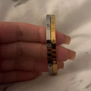 Cartier armband - Helt nya men säljer då jag råka beställa dubbelt och dem kommer ej till användning. Det är A-kopia så dem är ej äkta men ser äkta ut. 150 per armband men 250 för båda