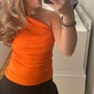One shoulder topp - Jättefin One shoulder topp!!! Knappt använd och går att styla superfint med svart underdel!💕💕säljer då jag behöver bli av med lite kläder!