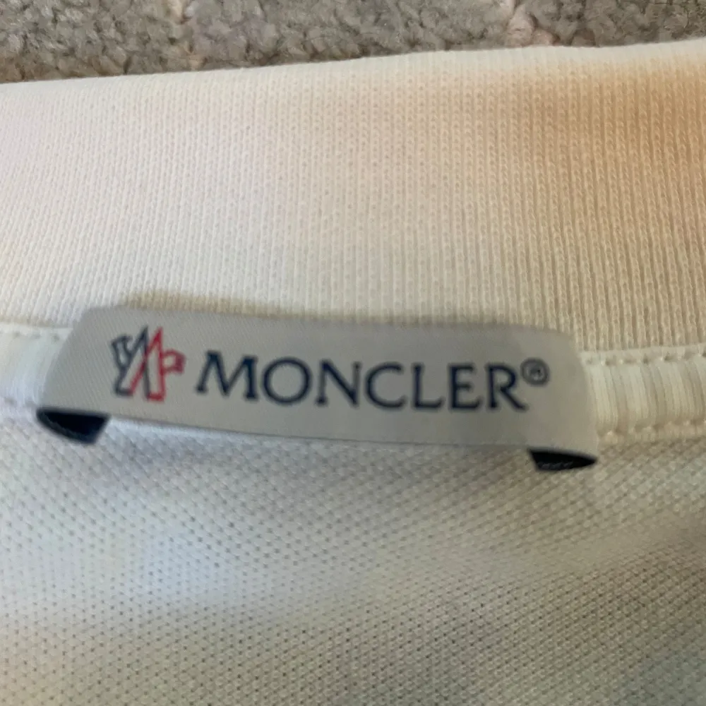 Säljer en riktigt snygg moncler piké i storlek 164 cm de är bra skick men använd hör av er vid frågor samt intresse🤩. T-shirts.