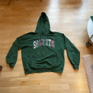 Grön sweet sktbs hoodie - Assnygg hoodie från sweet sktbs i storlek medium, bra skick använd ett fåtal gånger