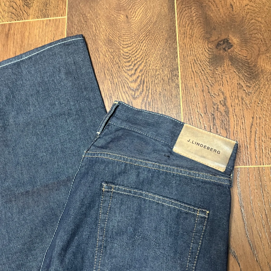 Nya mörkblå jeans från J.Lindeberg