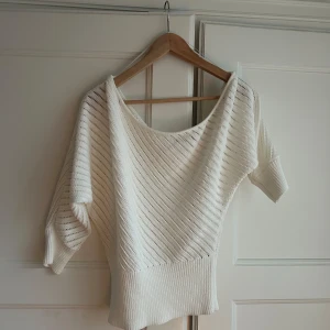 Vit stickad of shoulder tröja från Zara - Säljer en superfin vit stickad tröja från Zara. Trekvartsärmad of shoulder🤍