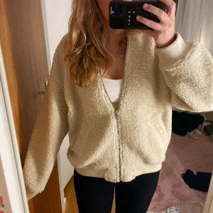 Vit teddyjacka - Använd fåtal gånger