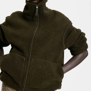 Mörkgrön teddyjacka - Säljer denna supermysig mörkgrön teddyjacka från hm som tyvärr inte kommer till användning💕