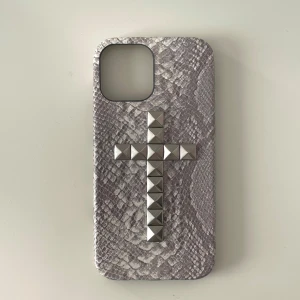 Skal med nitar🤍 - Gulligt skal med nitar i formen av ett kors!💕 Jag har gjort den själv🫶🏻 (Den passar iPhone 12)