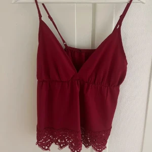 Vinröd topp - Strl xs