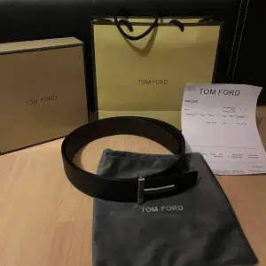 Säljer detta Tom Ford bälte i väldigt bra skick. Allt og + kvitto medföljer. Bältet är 115cm långt. Hör av er vid minsta funderingar!