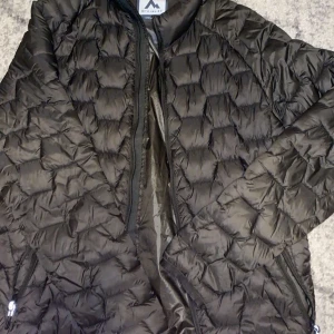 Svart pufferjacka från McKinley - Säljer en svart pufferjacka från McKinley i storlek medium. Jackan har en quiltad design och är perfekt för kyliga dagar. Den har dragkedja framtill och två praktiska fickor med dragkedjor. Perfekt för höst och vinter!