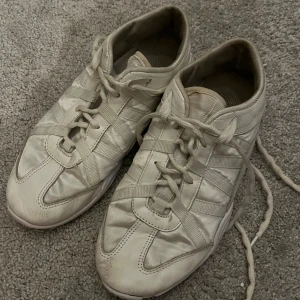 Cheerleading skor - Säljer mina cheerleadingskor i storlek 8 (38), i mycket bra skick och endast tappat färgen lite framtill men är hela annars!