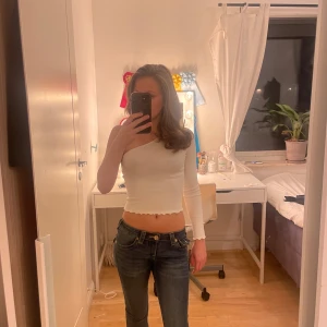  Jättefin Vit offshoulder tröja 🙌🏻 - Säljer en snygg vit offshoulder topp. Perfekt för både vardag och fest! Den är i ett mjukt och stretchigt material som sitter skönt på kroppen. Passar perfekt till jeans eller kjol för en stilren look. Aldrig använd och säljs då den inte kommer till användning 💗☺️pris kan diskuteras 