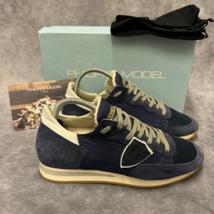 PHILIPPE MODEL TRPZ - - Philippemodel TRPZ - Skick: 9,5/10 - Tillbehör: Dustbag - Storlek 40, passar mer 41 - Nypris ca 3700kr // Deluxecloset