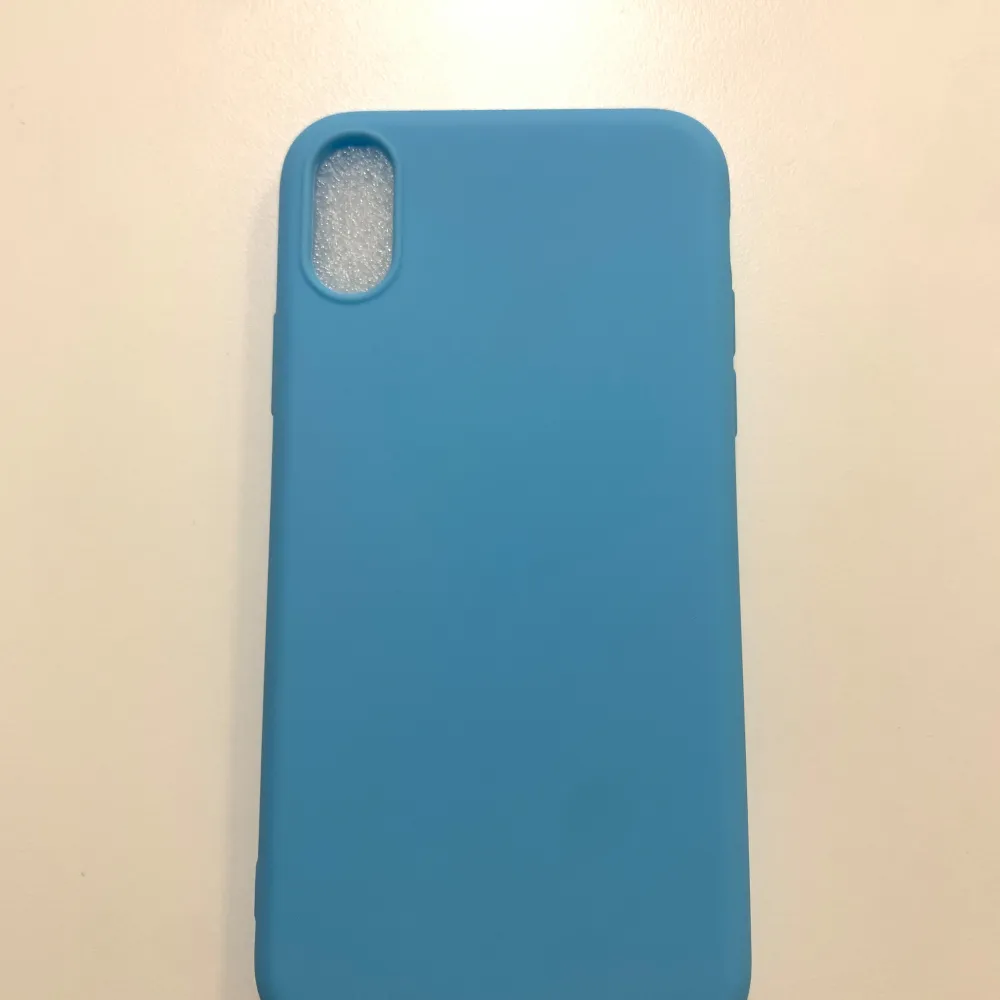 Säljer ett snyggt och stilrent blått mobilskal för iPhone X/XS. Inte använd. Skalet är gjort av mjukt material som ger ett bra grepp och skyddar din telefon mot repor och stötar. Perfekt för dig som vill ha ett enkelt men effektivt skydd för din mobil. Passar perfekt i fickan och är lätt att ta av och på.. Asusteet.