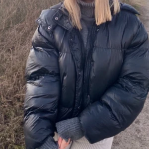 Svart pufferjacka -  svart pufferjacka i mycket bra skick men stor luva, den är Supermysig och varm🙌🏼Jackan saknar dragkedja men det går superbra att knäppa men knapparna, den är precis lika varm då den har tyg emellan🥰