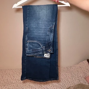 Mörkblå jeans från Only - Säljer ett par snygga mörkblå jeans från Only. De har en klassisk femficksdesign och  är använda 3gånger - mycket bra skick. Perfekta för både vardag och fest! 💙 går ner till fotryggen, är 166cm.
