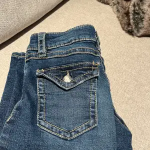 Säljer ett par snygga blå jeans från Ginayoung i storlek 152. De är i fint skick, säljer de pga att de är för små. 💕