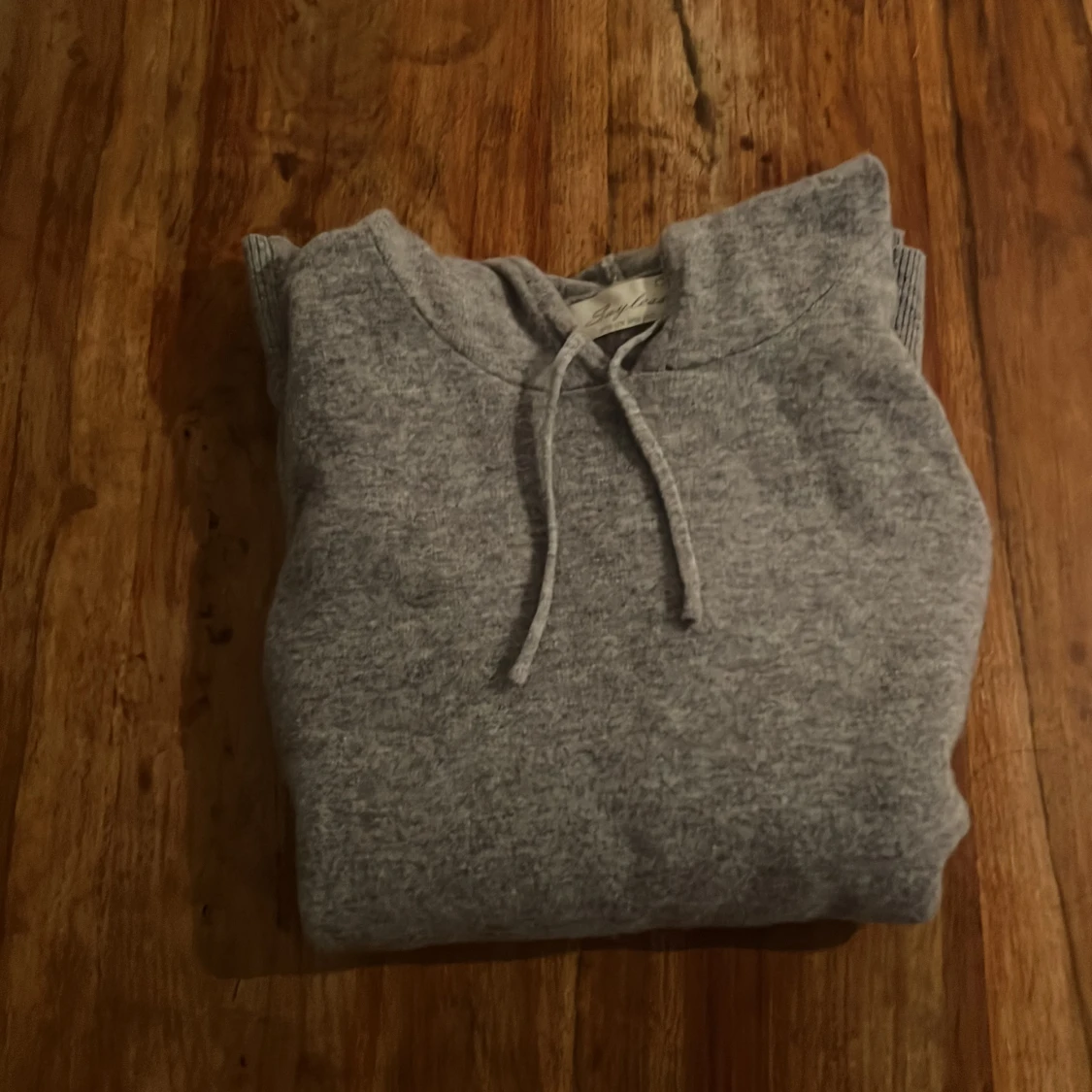 Grå kashmir hoodie från Sayless - 92