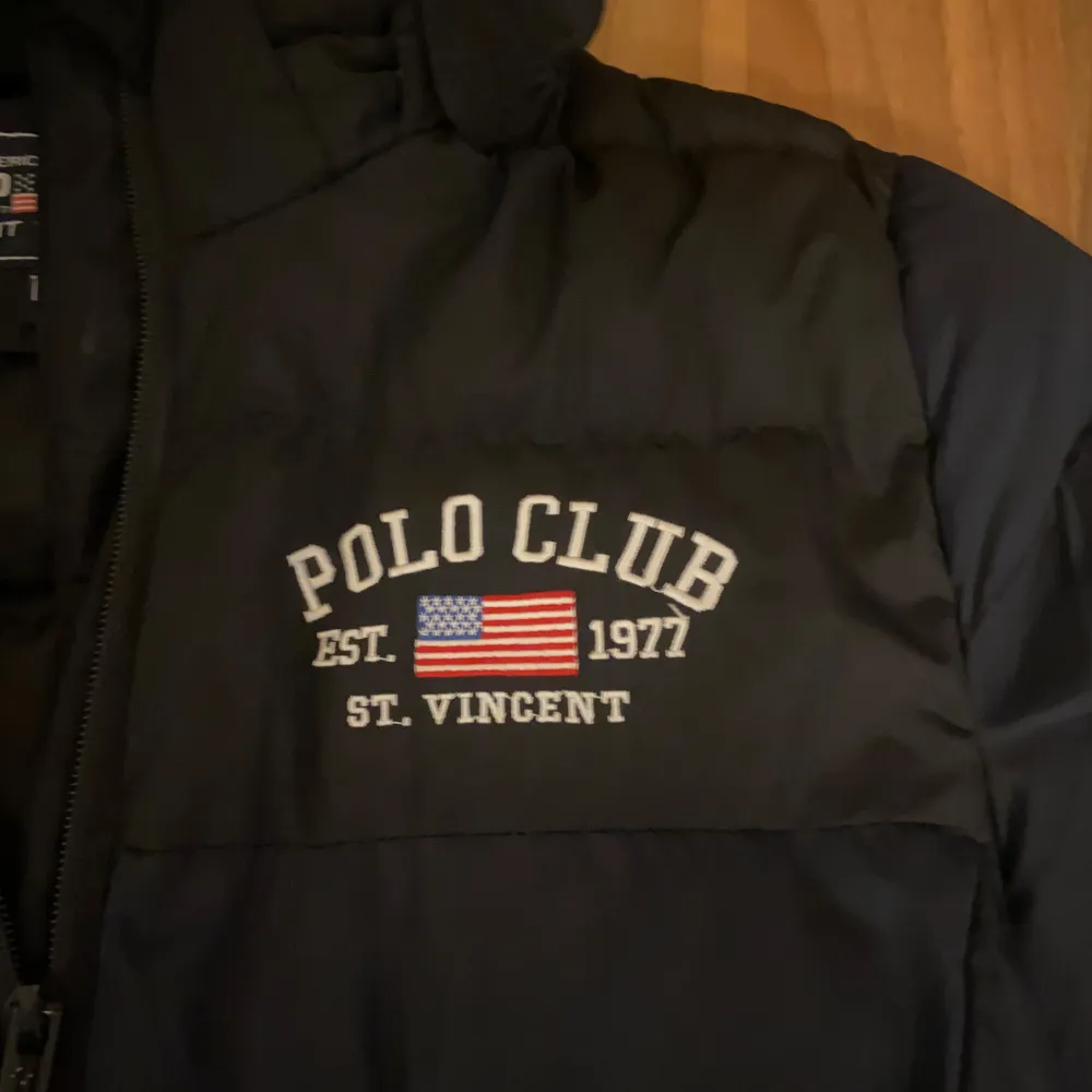 Säljer nu min polo club jacka för att köpt en annan jacka. Passar perfekt till vintern och riktigt skön. Jackor.