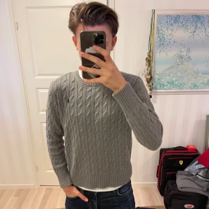 Stickad Ralph Lauren Tröja  - Säljer nu en riktigt snygg stickad Ralph lauren tröja med bra skick som är för liten för mig! Storlek L i ungdom men passar xs/ och kanske s i vuxenstorlek! 